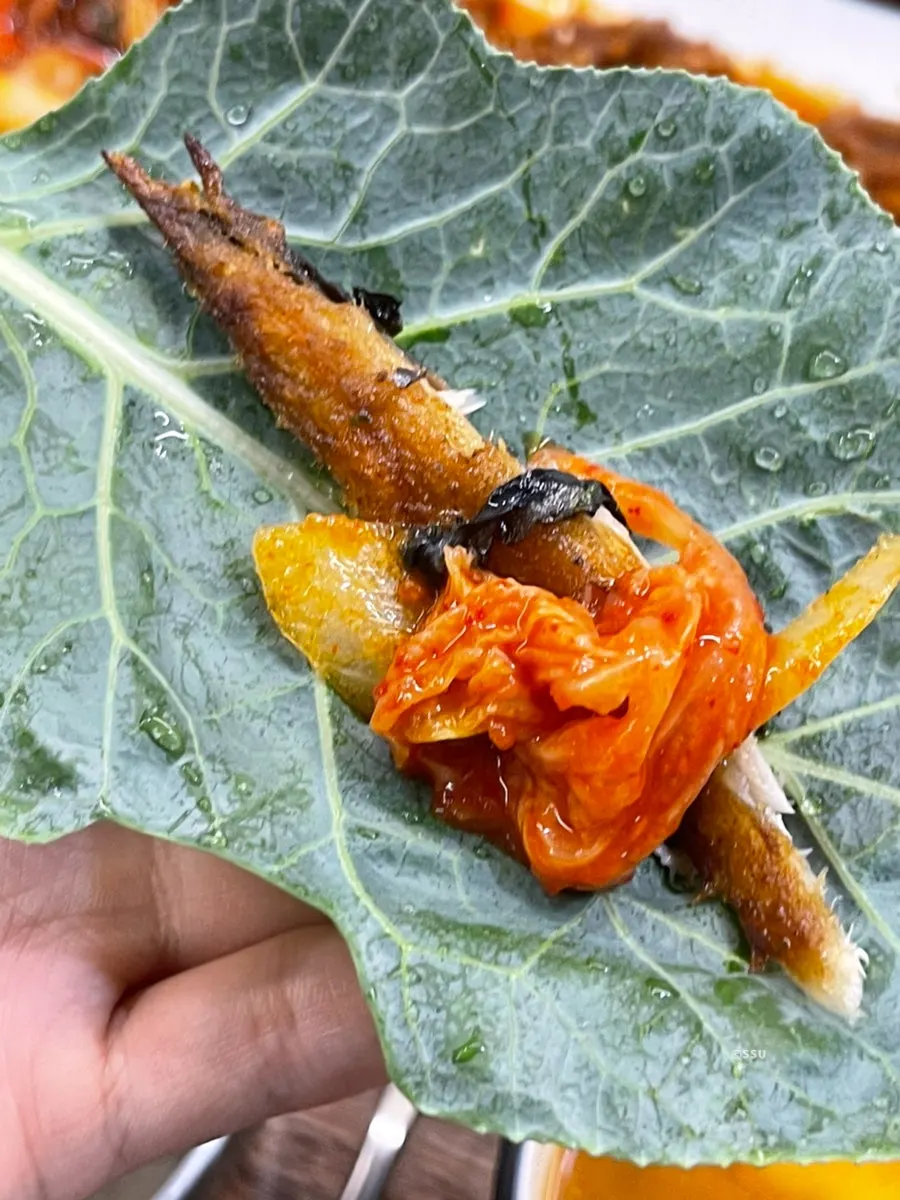 큼지막하게 구워 나온 고등어구이