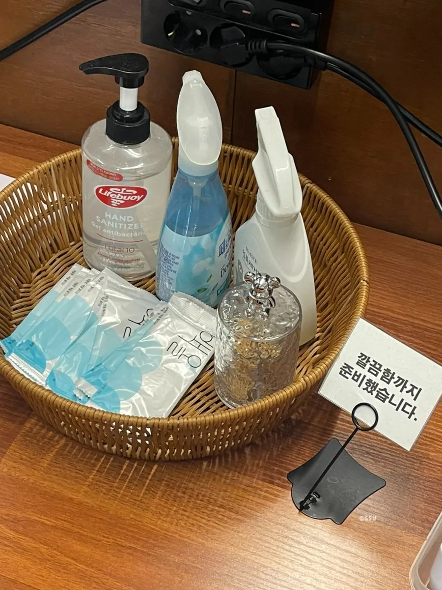 후식 코너에 놓인 냄새 제거제