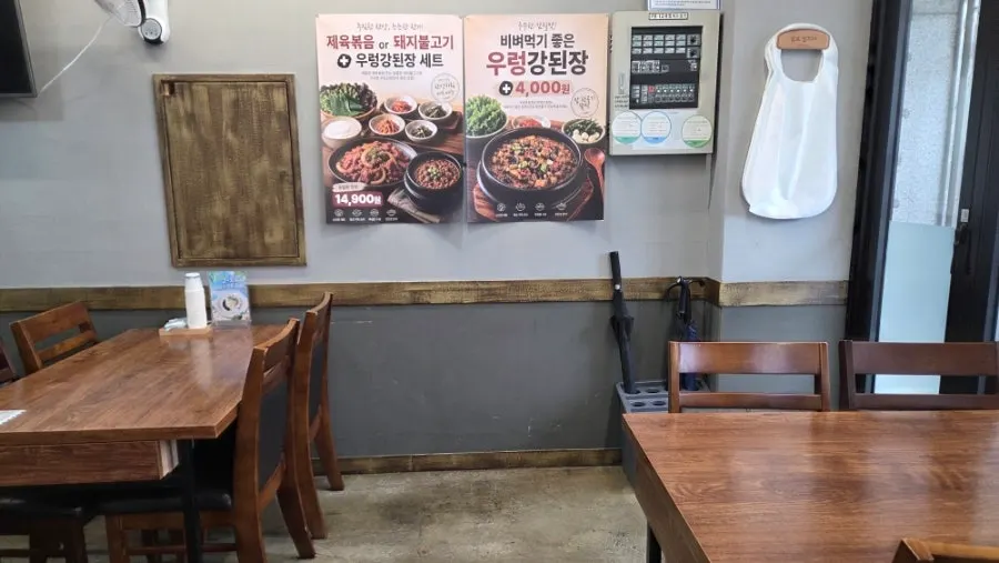 Dining hall seating at Bomae Hansang past lunch hour