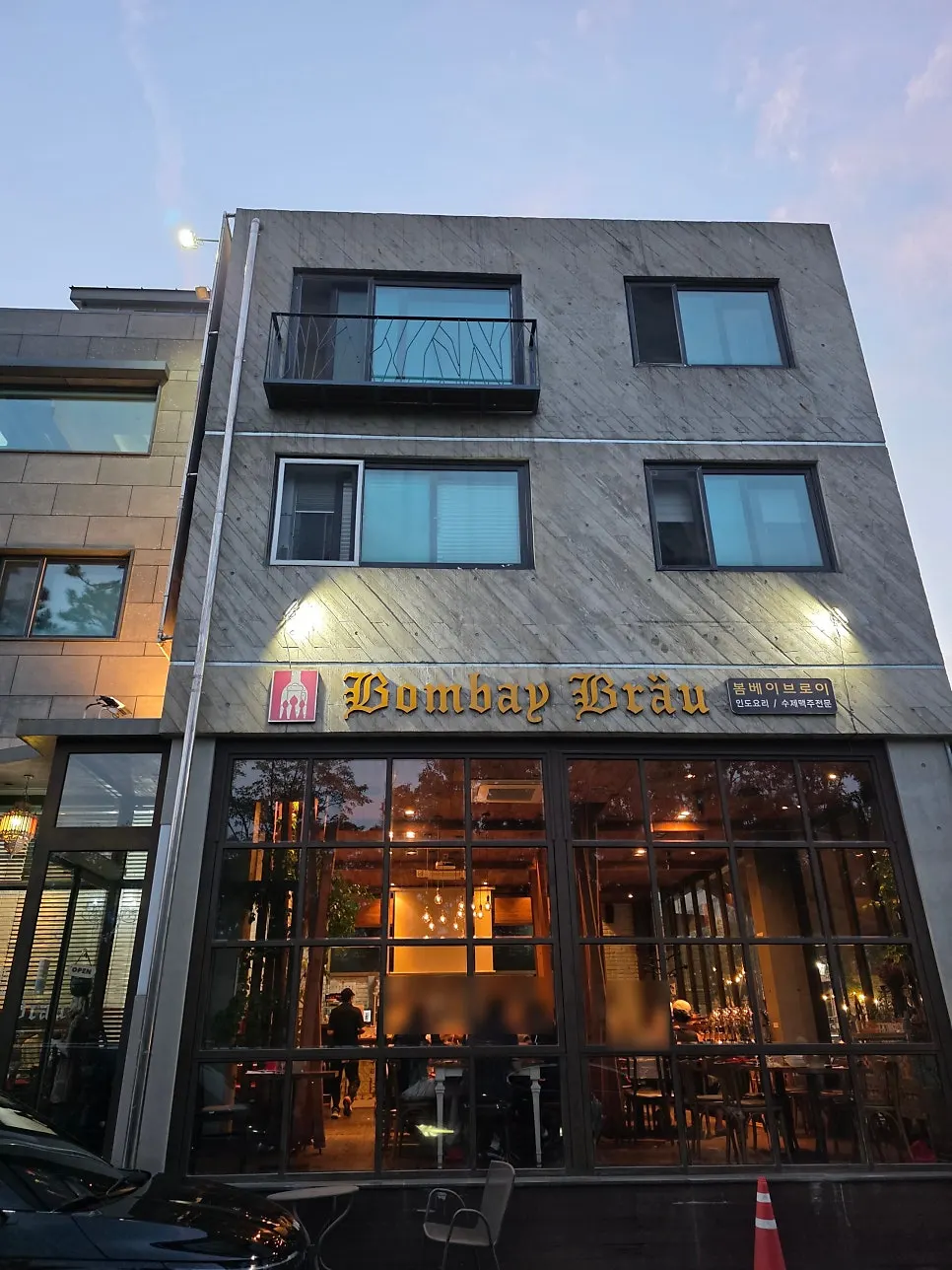Alley in the Baekhyeon-dong café street in Pangyo