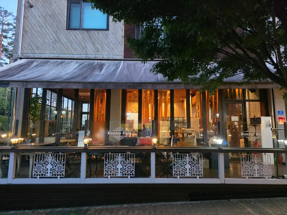 Outdoor seating in the alley between buildings