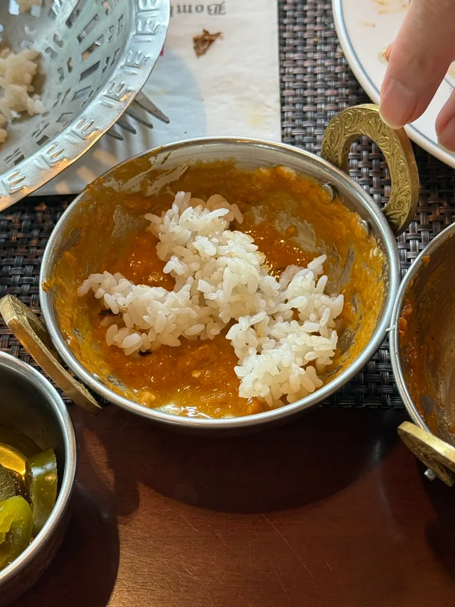 Mixing leftover curry into rice