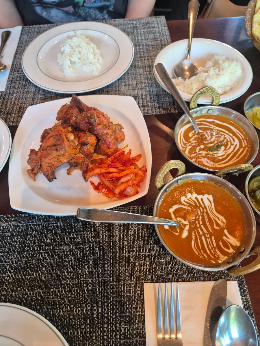 런치세트 전체가 차려진 테이블