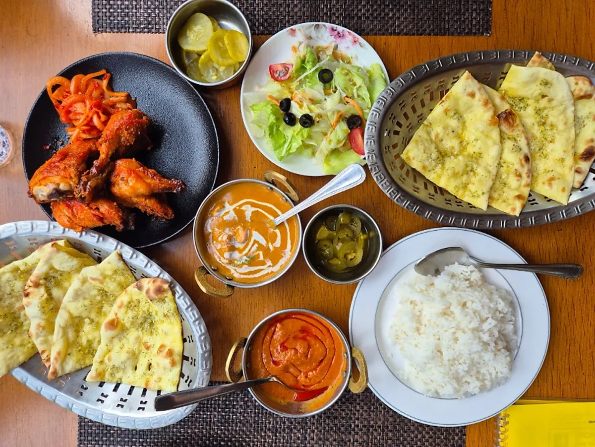 Lunch Set B spread with garlic naan, two curries, and tandoori chicken