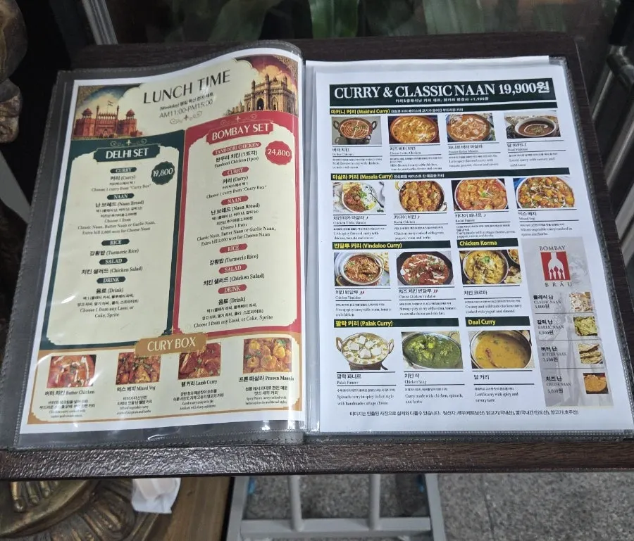 창가 소파 테이블 좌석 전경