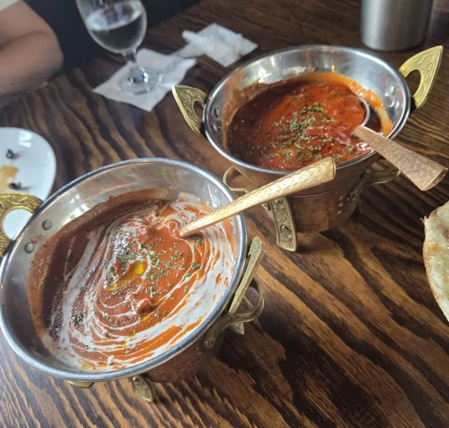 커리 2종과 난이 함께 놓인 테이블