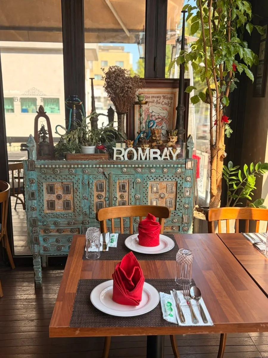 Table seating for lunch at Bombay Broy Pangyo