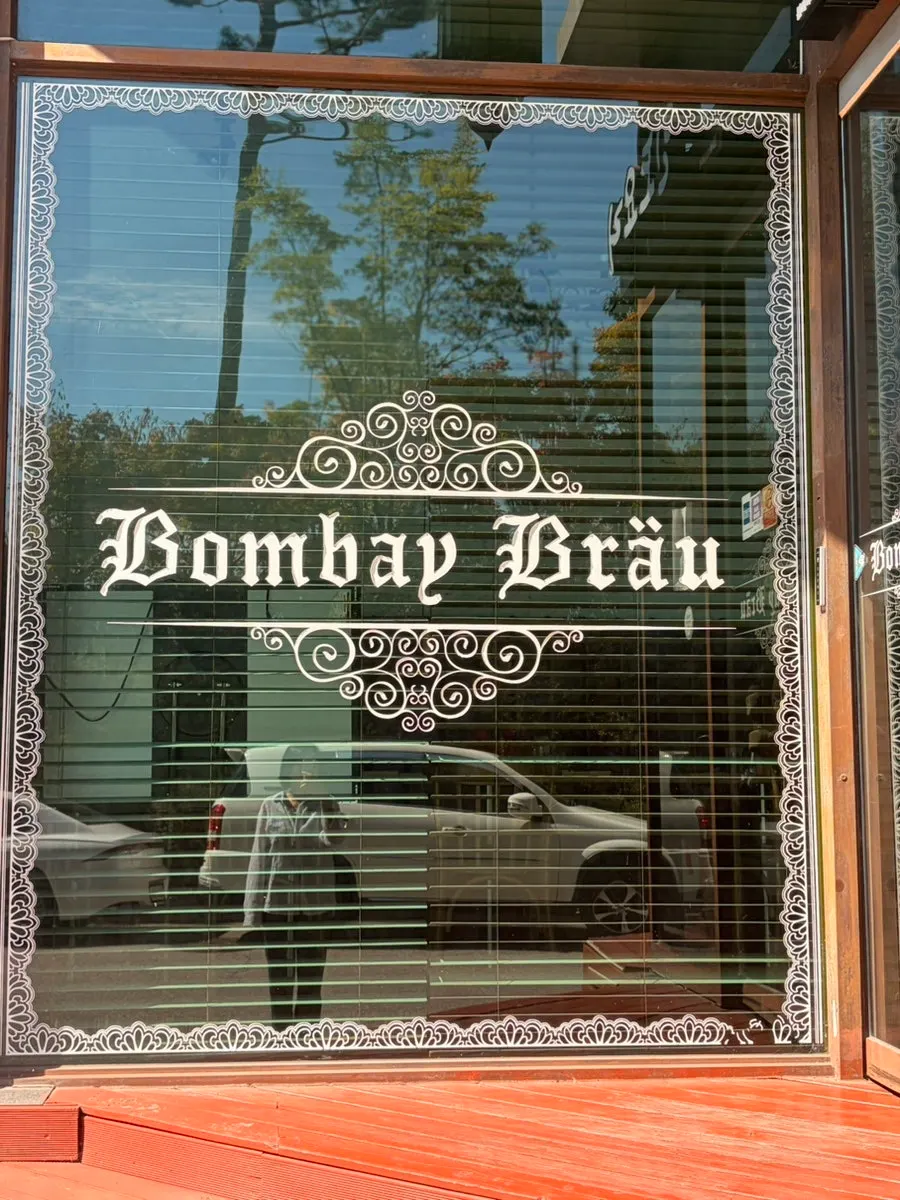 Street view near Bombay Broy Pangyo on the Baekhyeon-dong café street