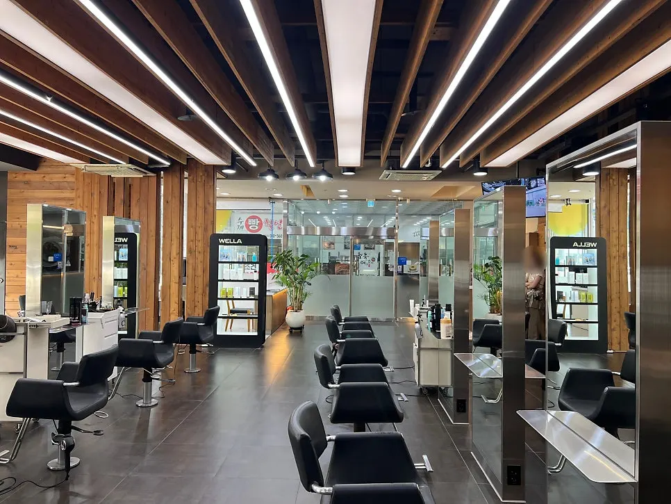Wide styling seats inside Bomnal Hair Suwan Branch