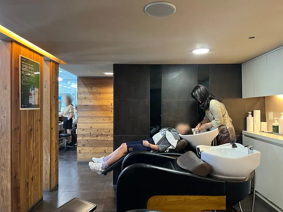 Kid seated in the shampoo chair