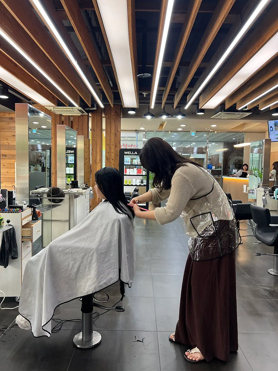 Designer Seojeong performing the layered cut