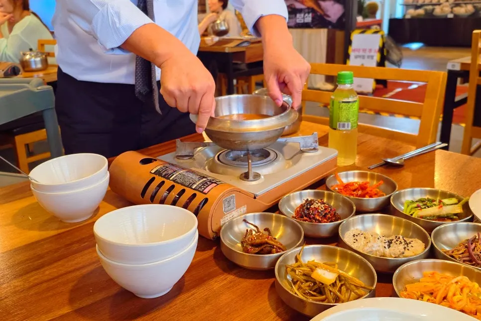 Lunch table setting at Bomseol Main Branch near Dongtan, Osan