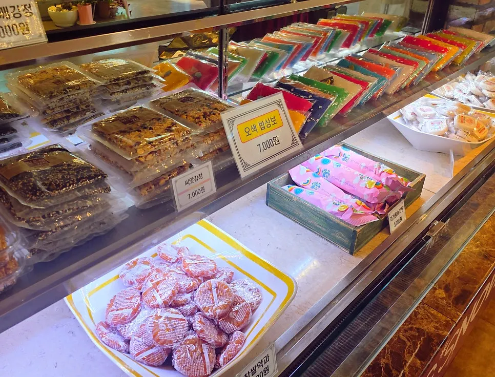 Gift-wrapping corner for sesame and perilla oils inside the store