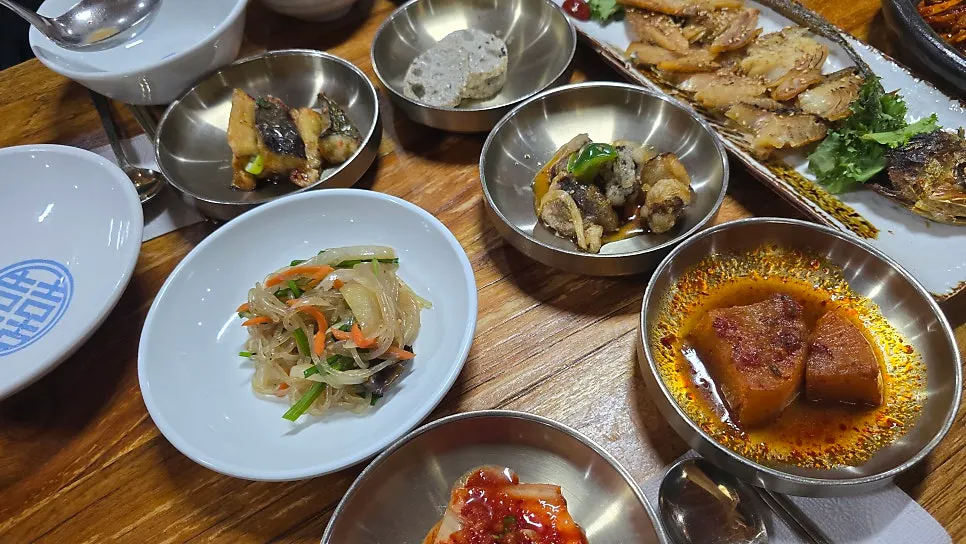 주문과 동시에 세팅된 봄설 한정식 반찬 상차림