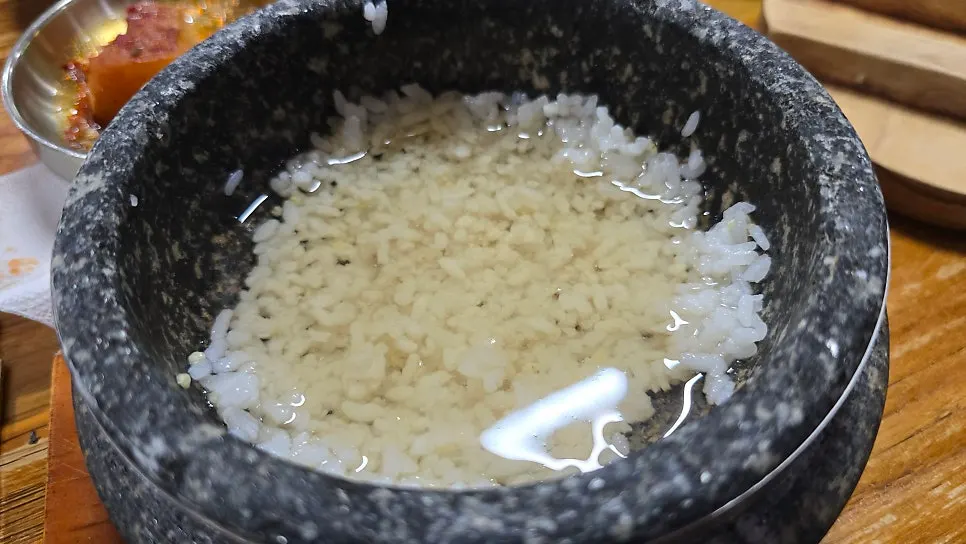 돌솥밥으로 만든 누룽지 숭늉