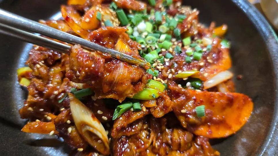 흰쌀밥과 함께 먹는 불범벅 제육