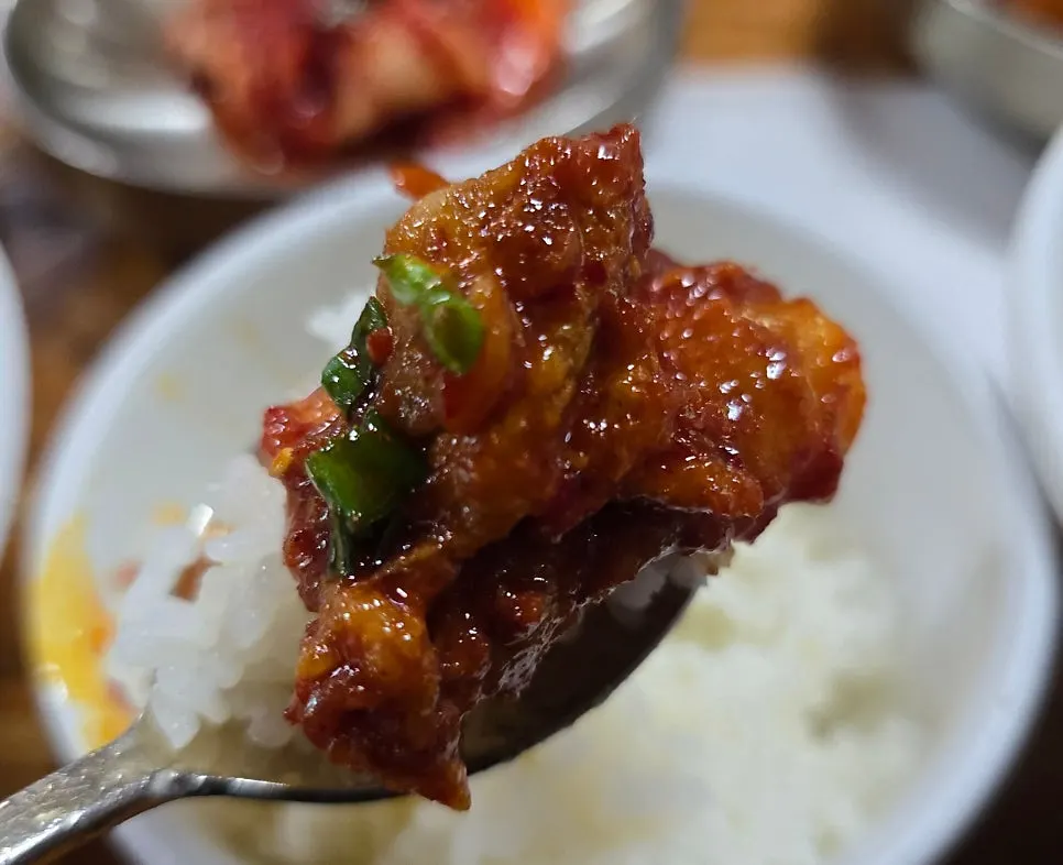불제육을 올린 밥 한 숟갈