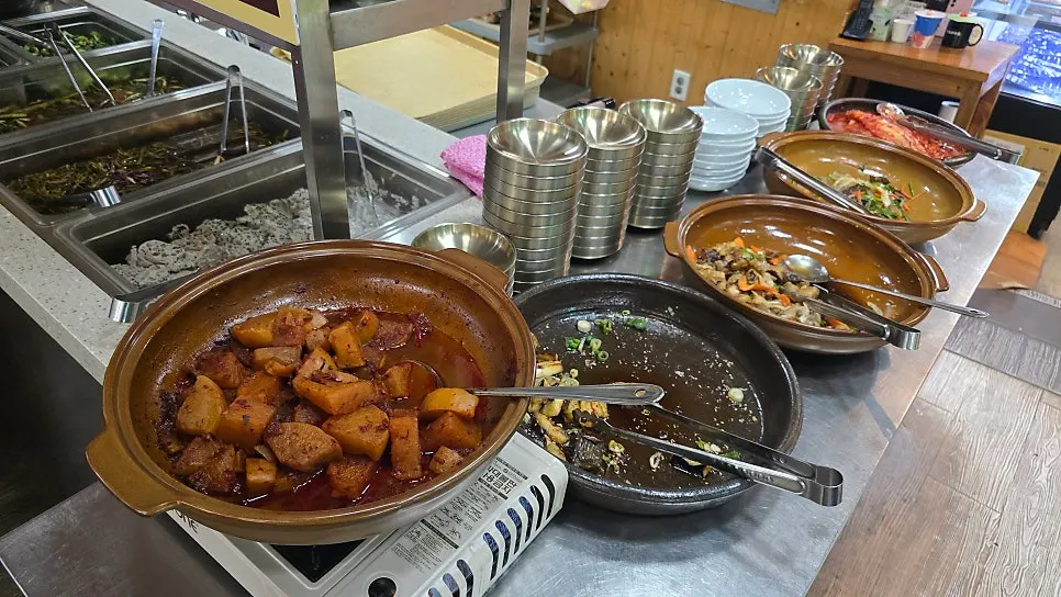 셀프 코너 옆쪽에 더 놓인 반찬