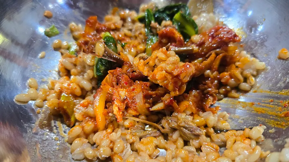 반찬을 담아 만든 보리밥 비빔밥