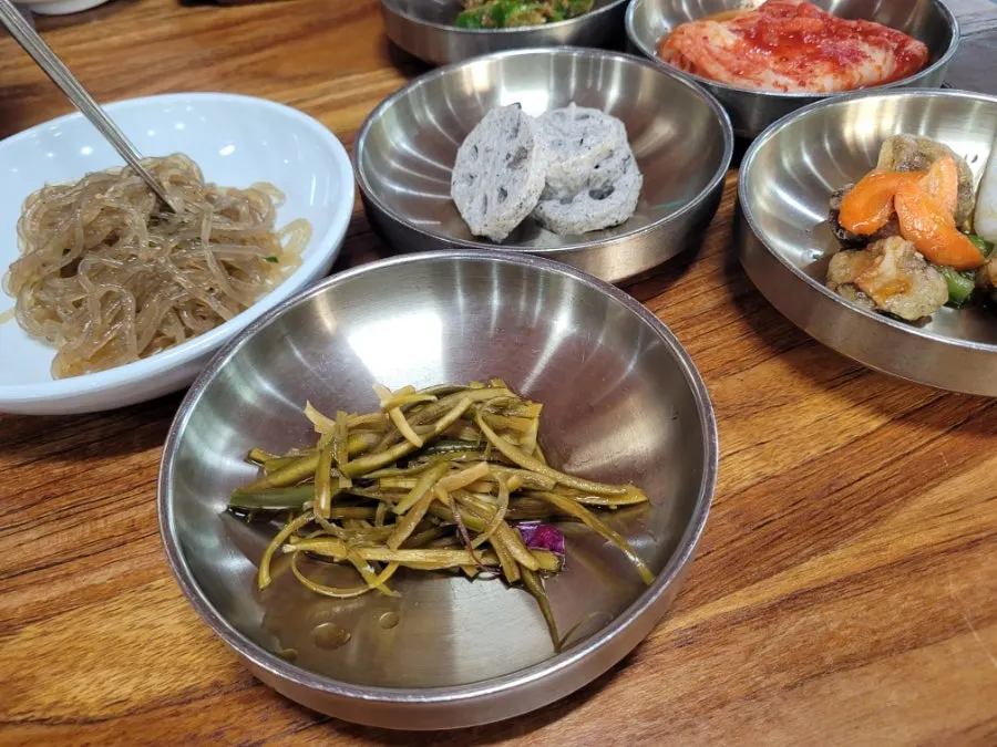 코다리조림과 고등어구이가 함께 차려진 봄설 한상