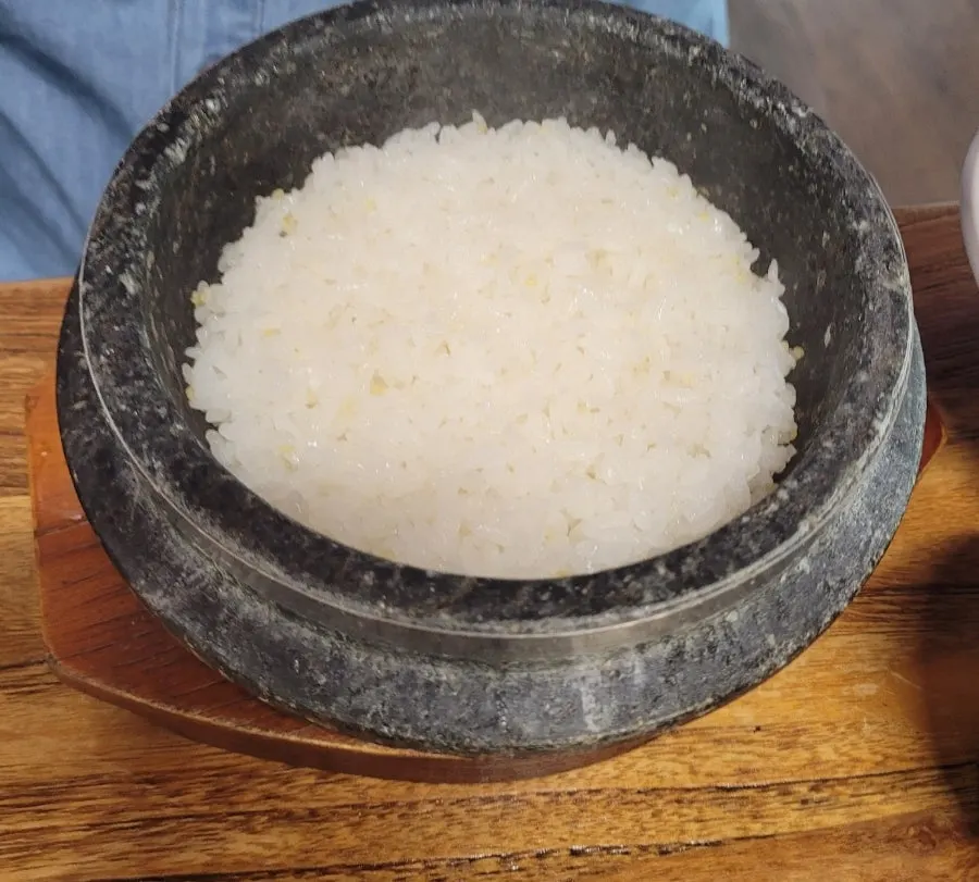 돌솥밥과 반찬을 곁들인 봄설 식사 모습