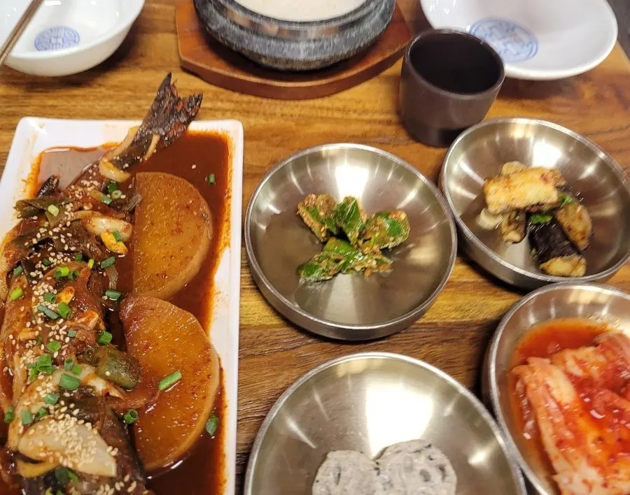 정갈하게 차려진 봄설 한정식 상차림