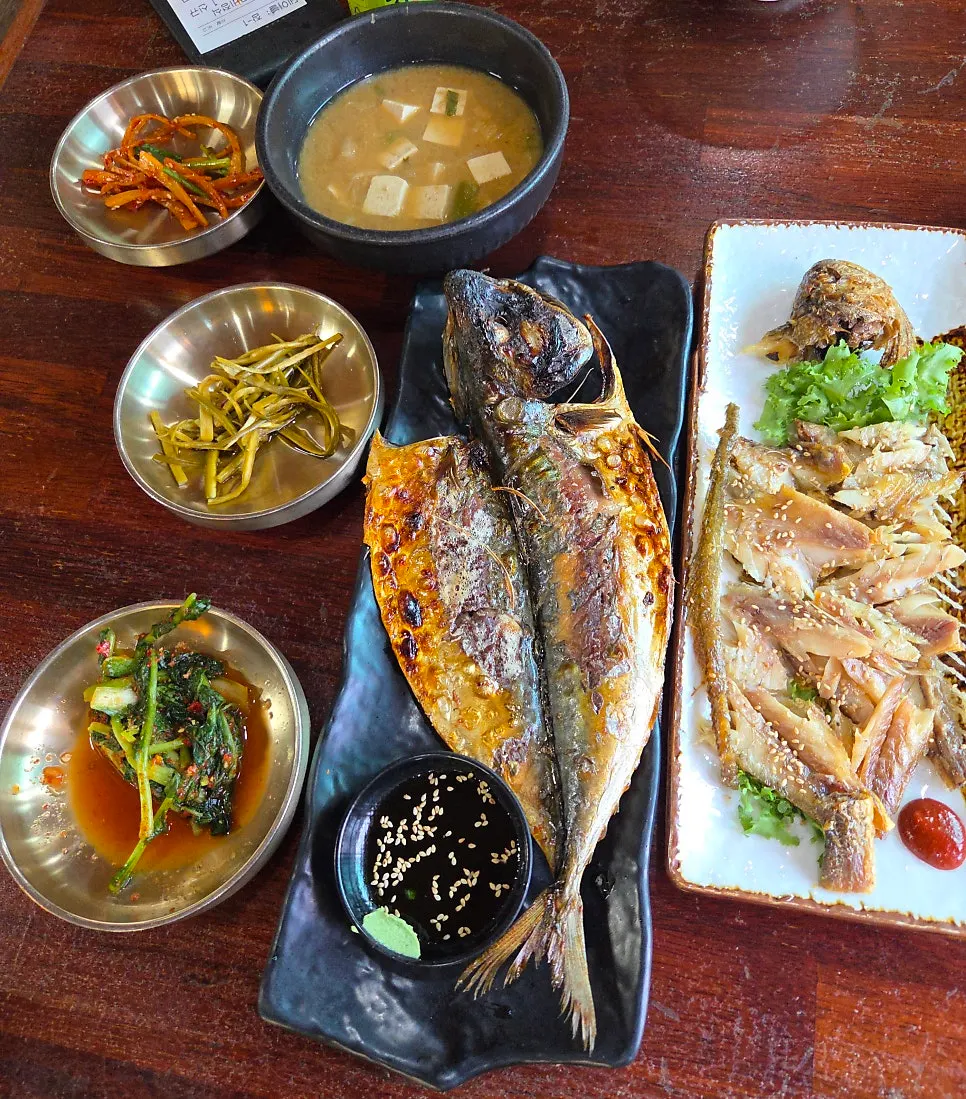 솥밥과 반찬이 깔린 봄설 상차림