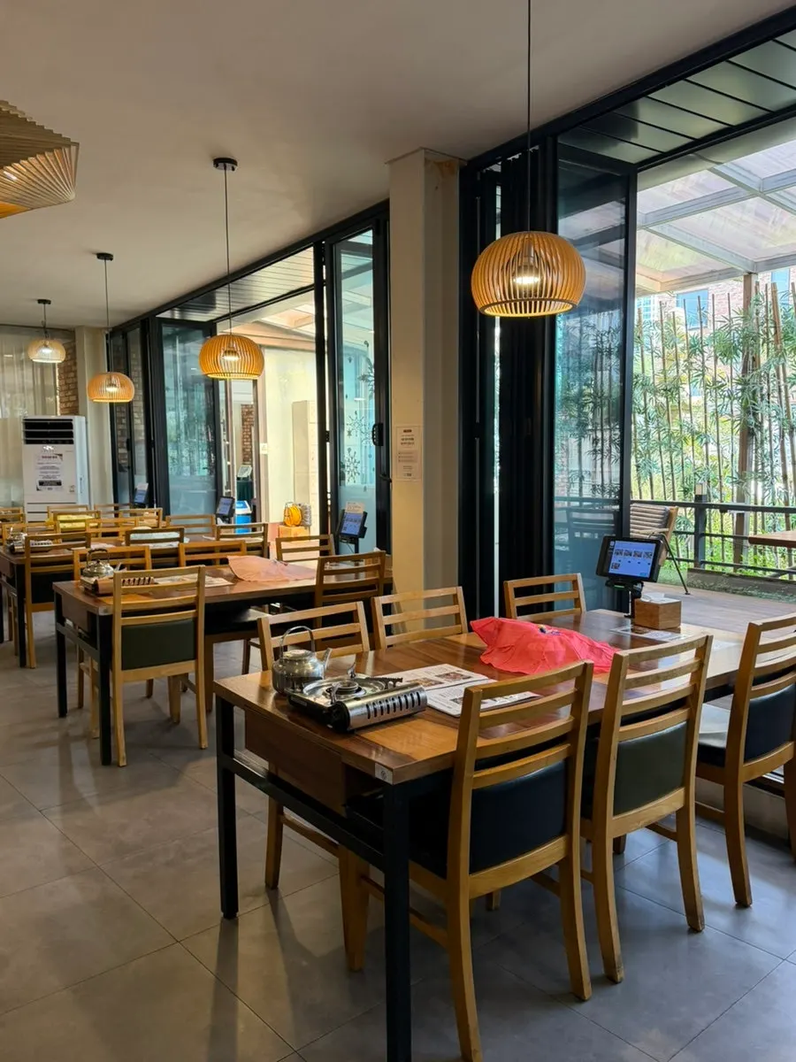 Generously spaced table seating at Bomseol