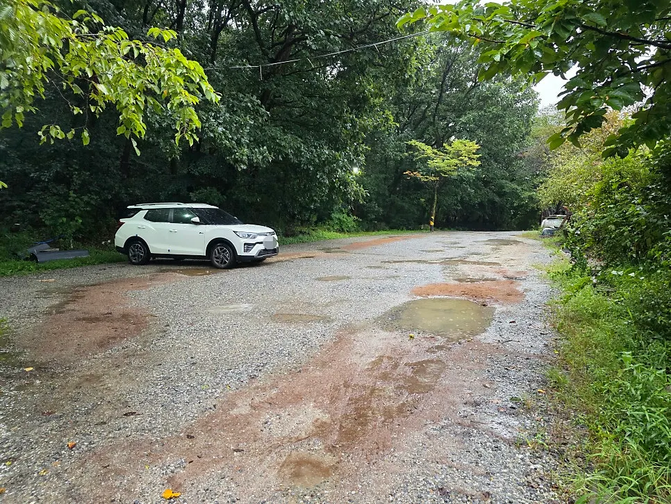 Spacious parking area in front of Bomseol