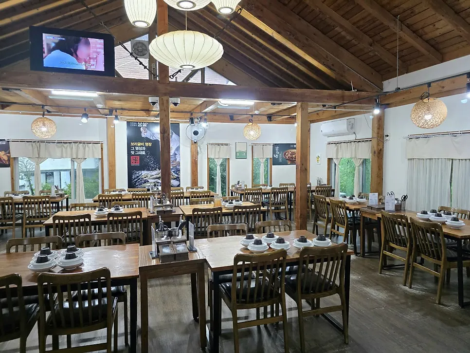 Bomseol's interior decorated with wood and exposed rafters