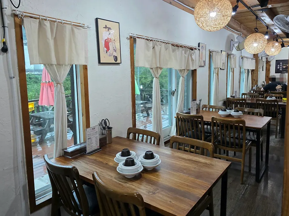 Seating at Bomseol with large windows looking out onto the scenery