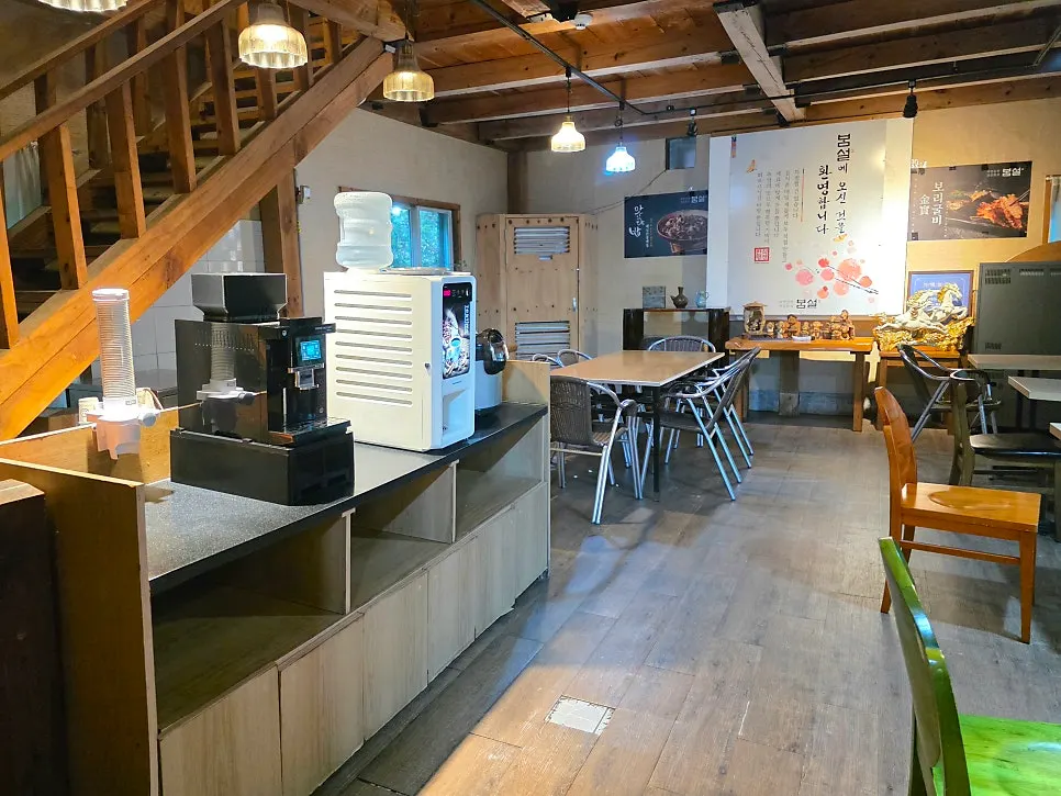 Bomseol's spacious dining hall with many tables