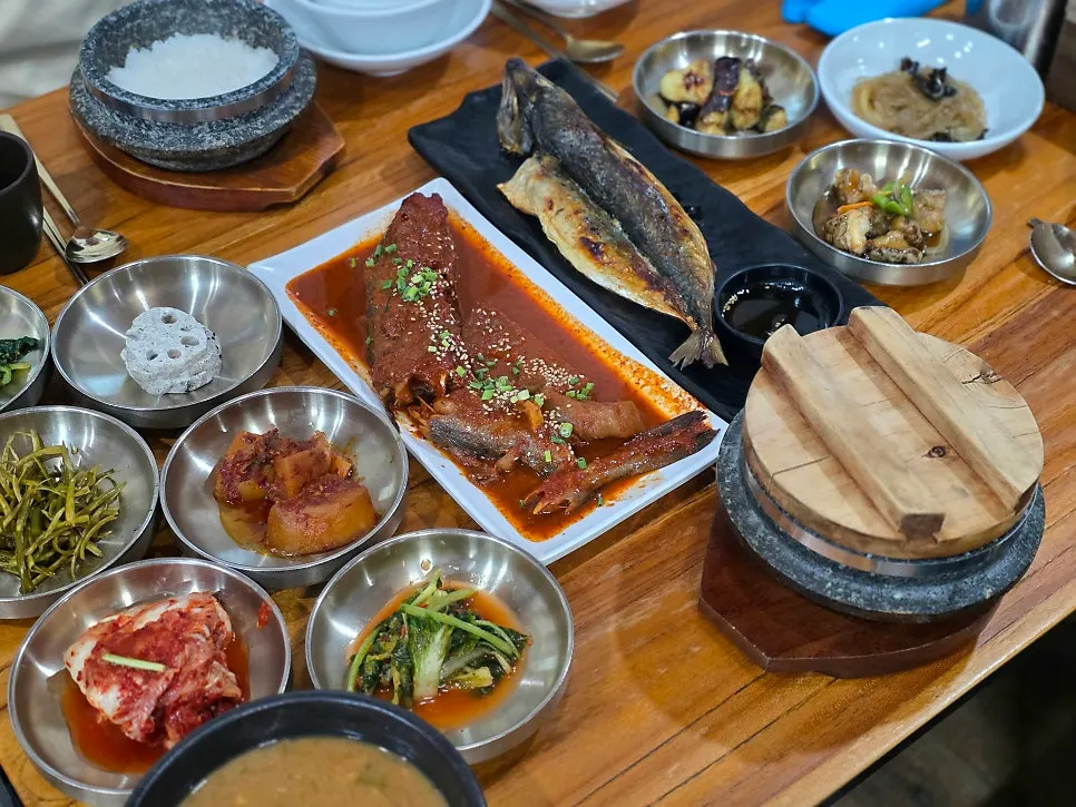 The full Bomseol table set spread