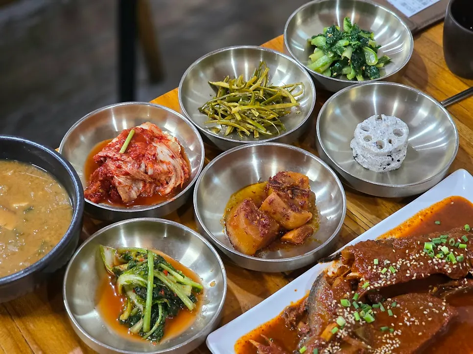 Bomseol's side dishes including kimchi and braised radish