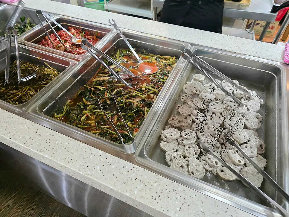 The self-serve side dish bar on one side of Bomseol