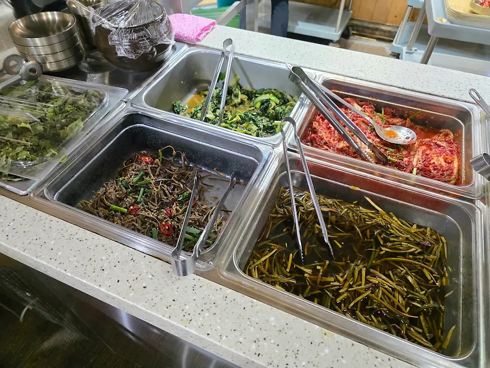 The unlimited self-bar with many kinds of side dishes