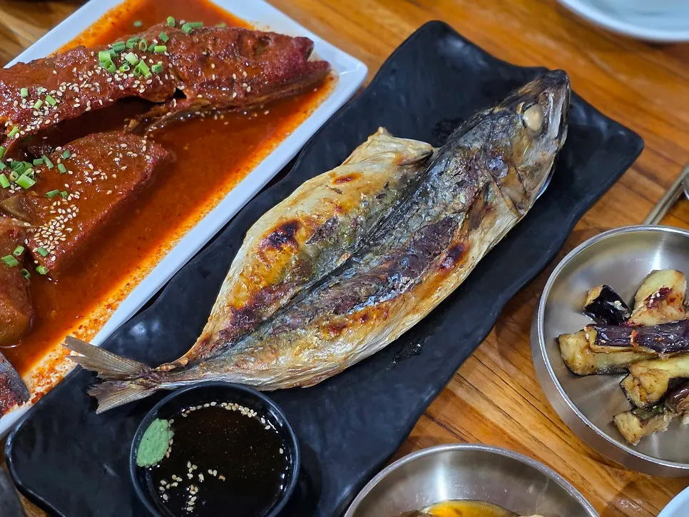 Bomseol's grilled mackerel set spread