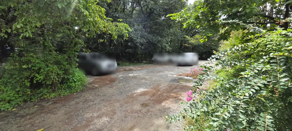 건물 뒤편 봄설 한정식 주차장