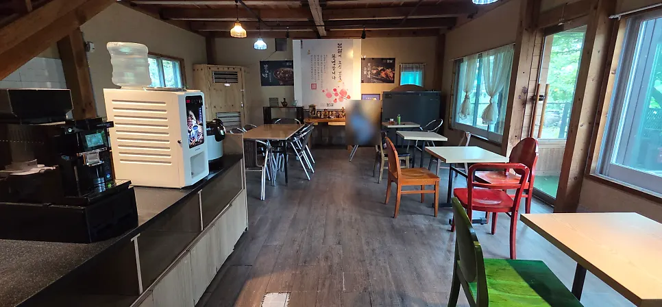 카페 스타일 테이블이 놓인 봄설 휴게실