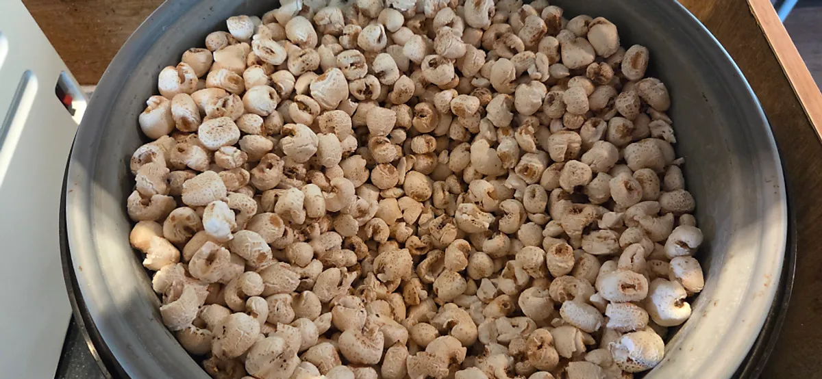 Coffee and warm puffed rice in the lounge