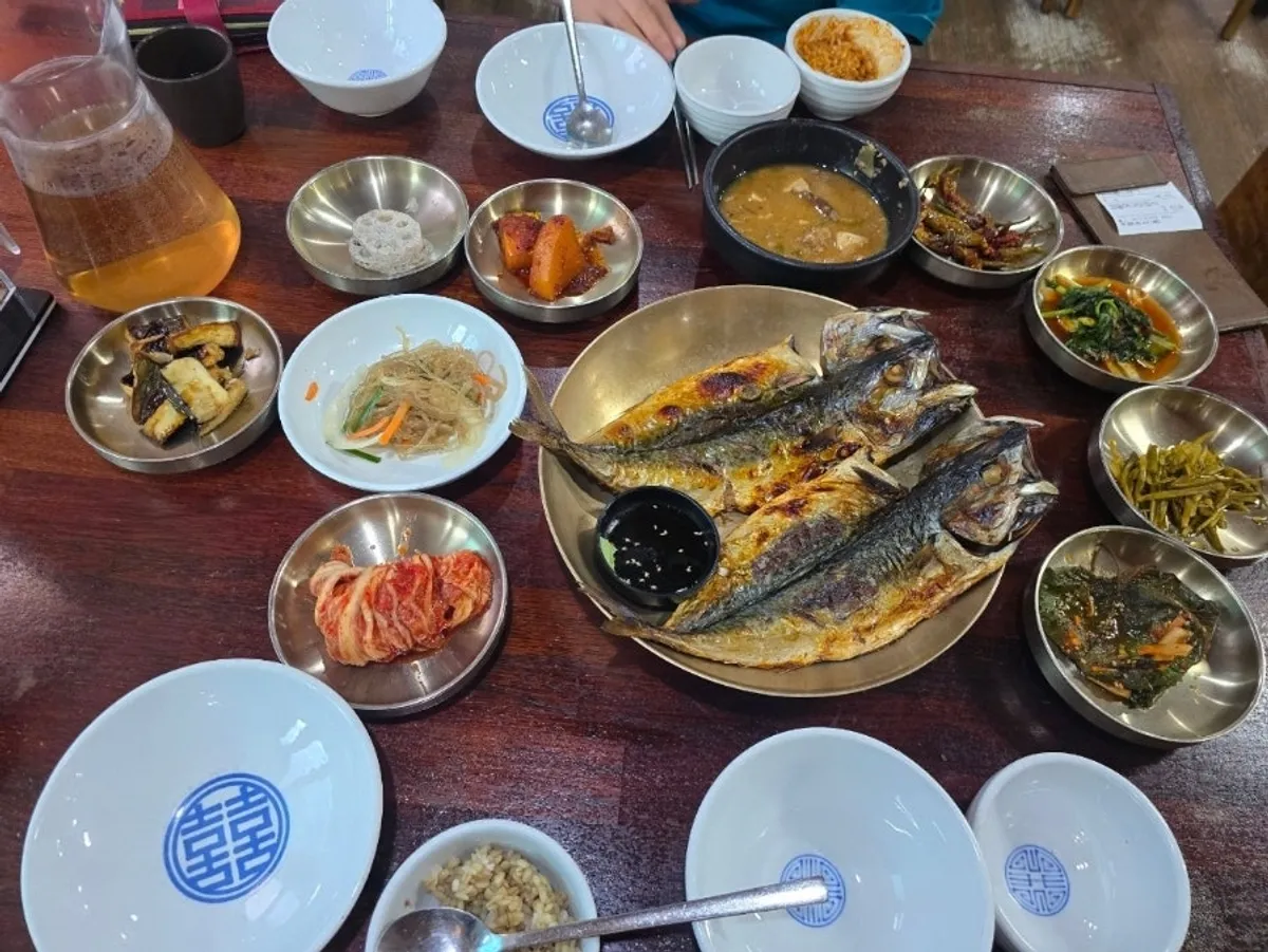 Golden-grilled mackerel with a full spread of side dishes