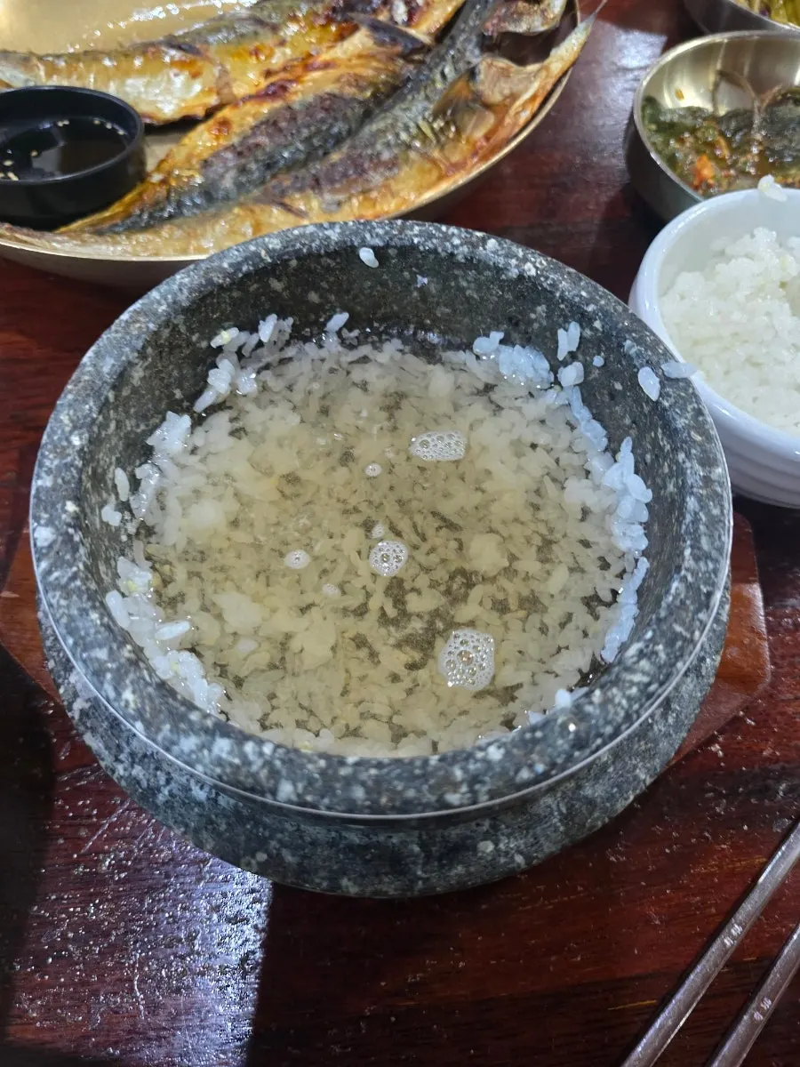 Steaming stone-pot rice