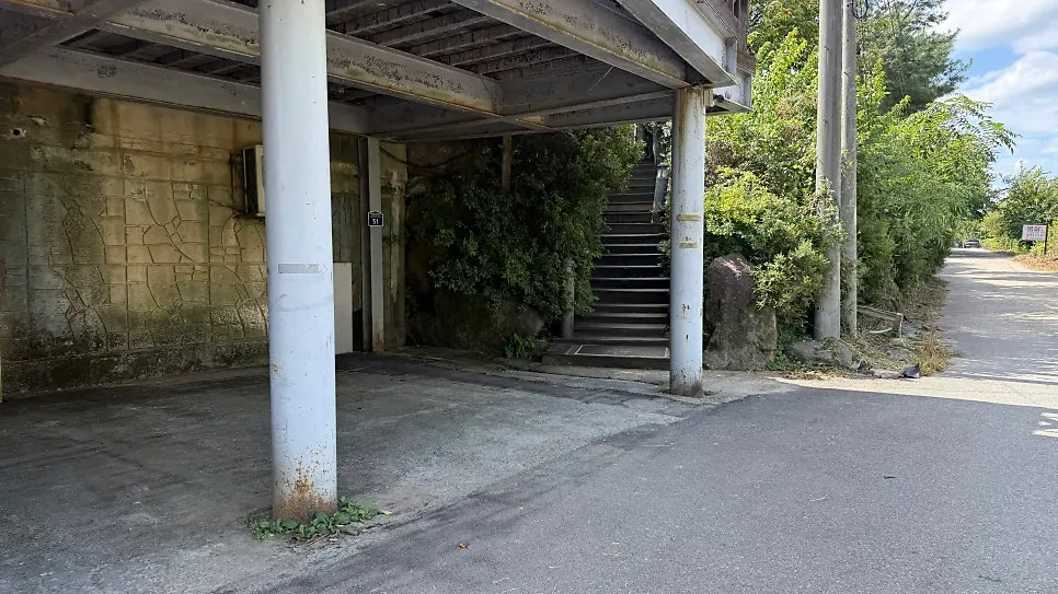 Bomseol's exterior seen from the top of the stairs