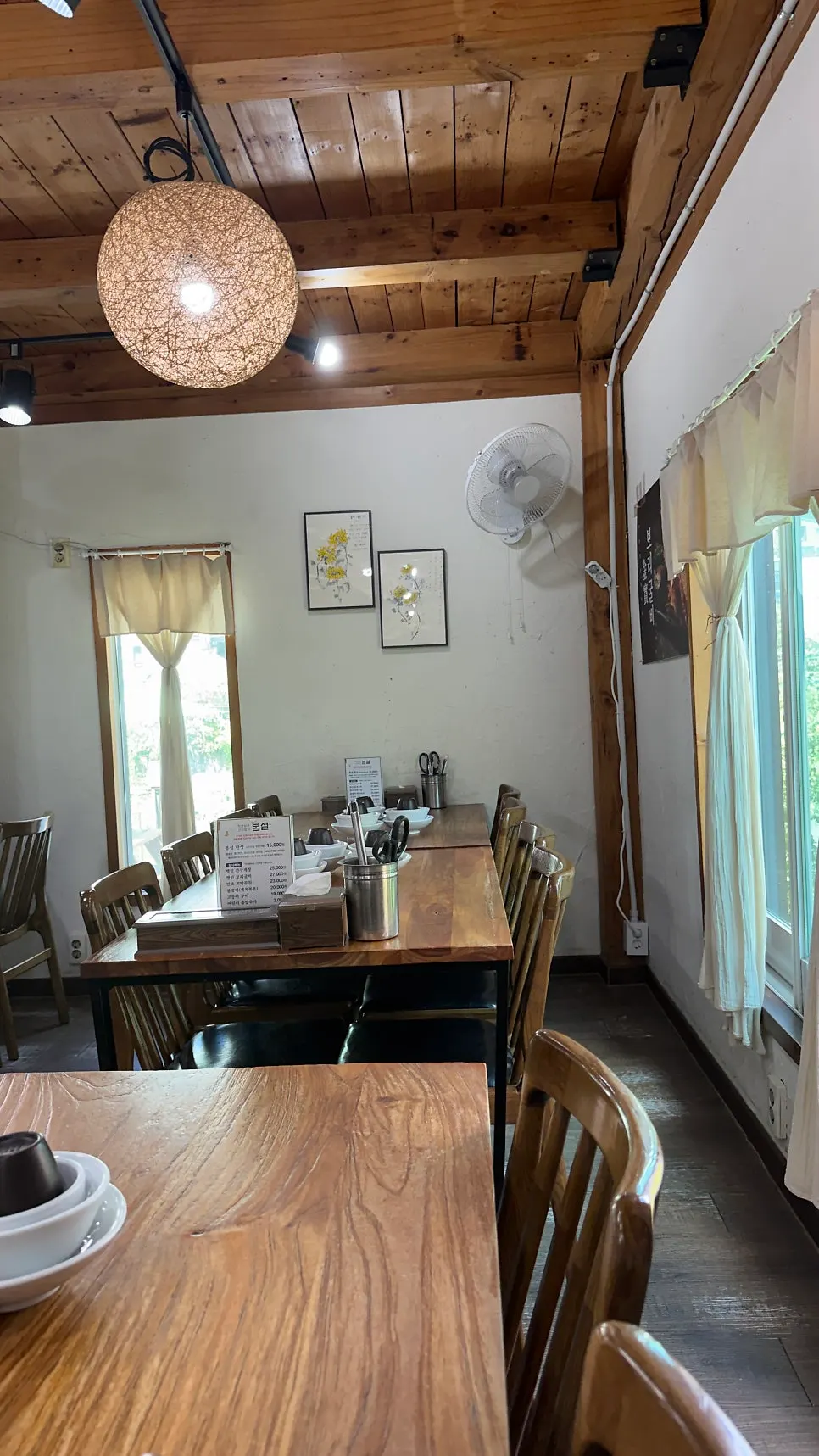 Bomseol's interior decor and seating