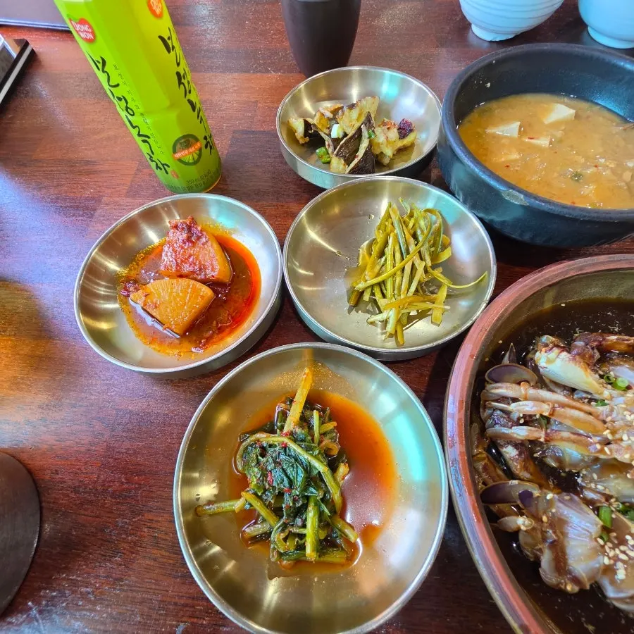 Bomseol's 9-dish banchan spread