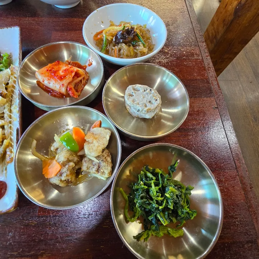 Bowls of namul and kimchi banchan