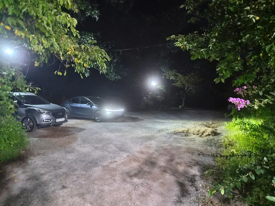 Parking space in front of Bomseol