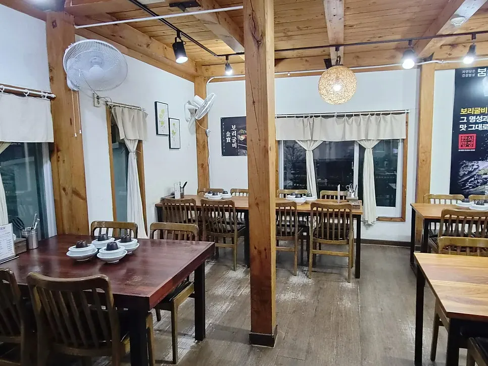 Seating and interior atmosphere at Bomseol