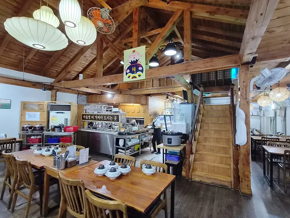 Surroundings of the restaurant with Gonjiam stream visible