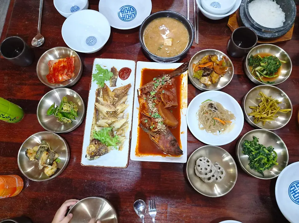 Bomseol set with a variety of side dishes